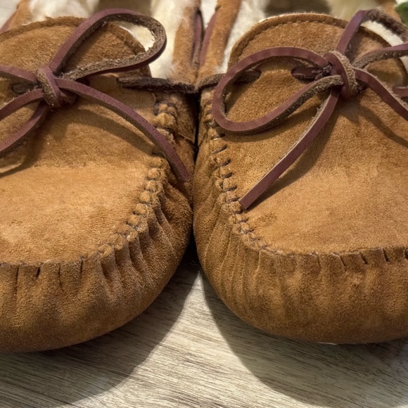 UGG DAKOTA CHESTNUT SUEDE SHEEPSKIN MOCCASINS WOMEN'S SIZE US 6 - EUC - Picture 2 of 9